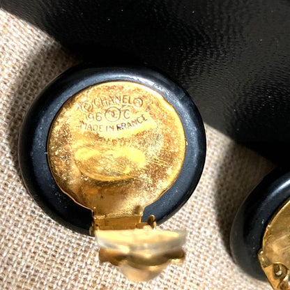 CHANEL CC Logo Shell Clip-On Earrings Black Cream Gold Tone Vintage Authentic