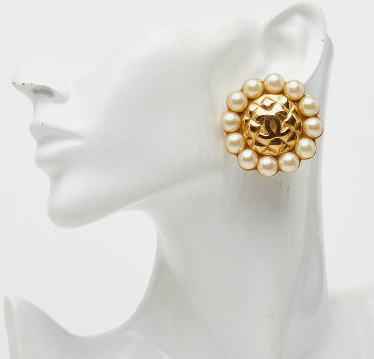 CHANEL CC Logo Matelasse Faux Pearl Clip-On Earring Gold Tone Vintage 42mm Used