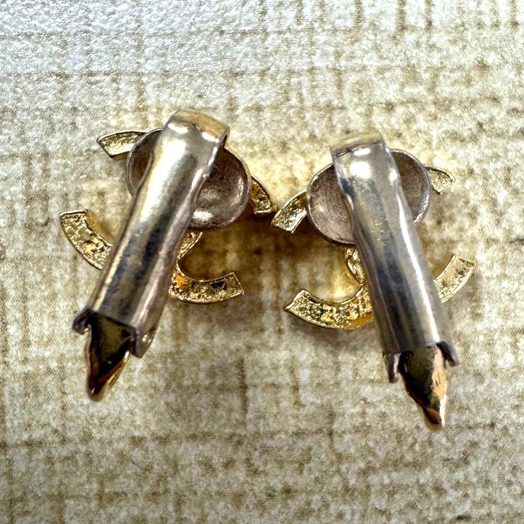 CHANEL CC Logo Clip-On Earrings Gold Tone GP Vintage Authentic Pair 1.2cm