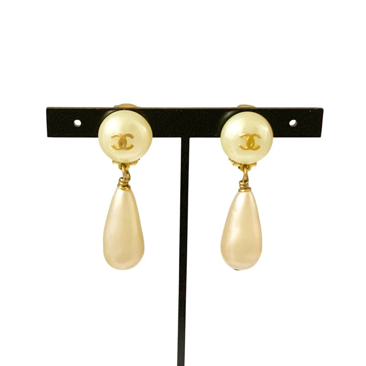 CHANEL Vintage CC Logo Teardrop Pearl Clip Earrings 95P Gold Made in France