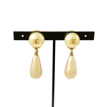 CHANEL Vintage CC Logo Teardrop Pearl Clip Earrings 95P Gold Made in France