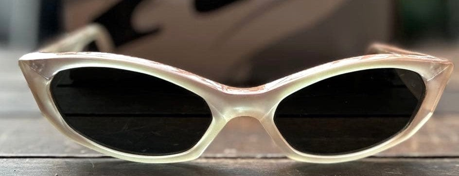 ARNETTE MANTIS Vintage Cat Eye Sunglasses Pink Crystal Frame Gray Lens Italy Y2K
