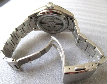 SEIKO Mechanical Automatic 23 Jewels 6R15 Watch White Dial Silver SS Band Used