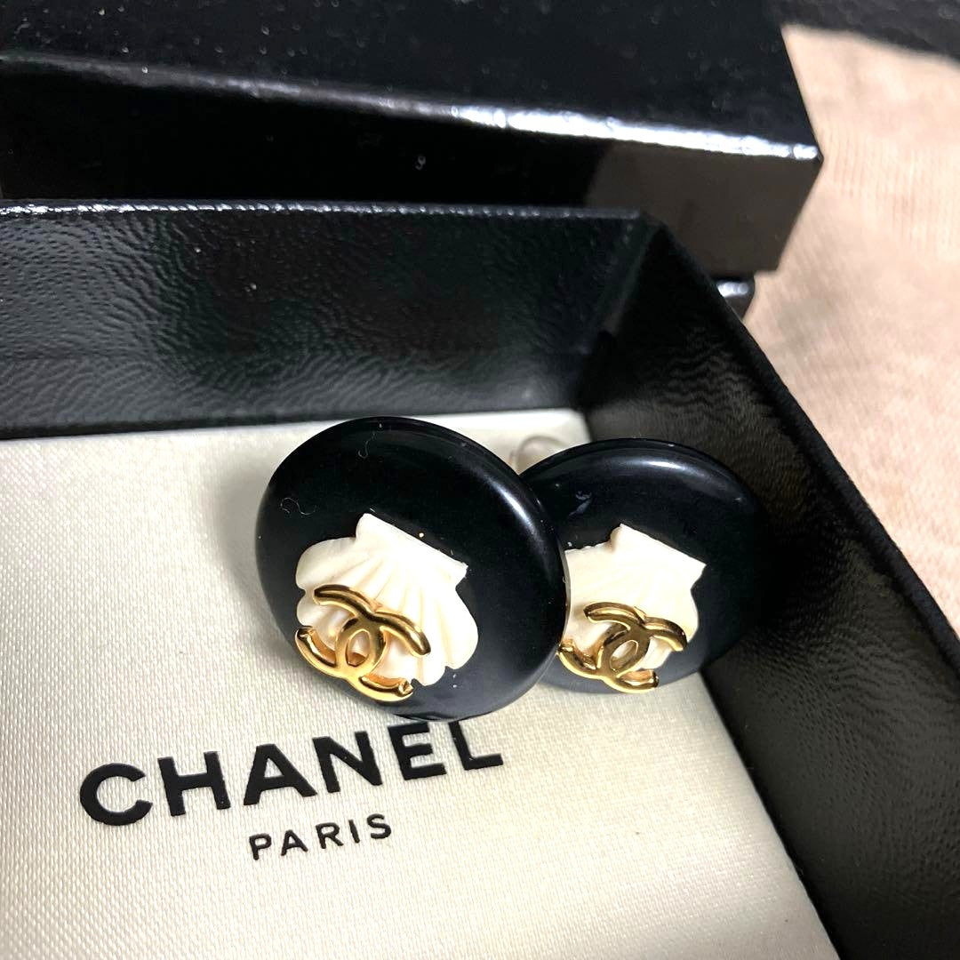 CHANEL CC Logo Shell Clip-On Earrings Black Cream Gold Tone Vintage Authentic