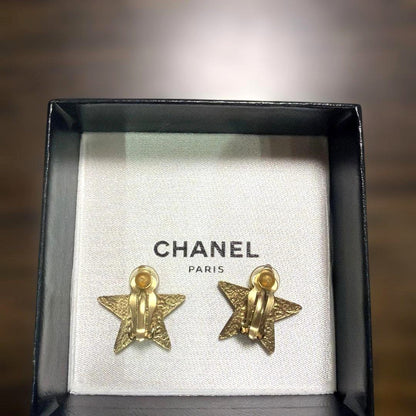 CHANEL CC Logo Star Motif Black Enamel Gold Tone Clip-On Earrings Authentic Used