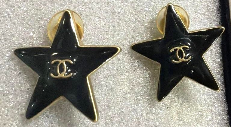 CHANEL CC Logo Star Motif Black Enamel Gold Tone Clip-On Earrings Authentic Used