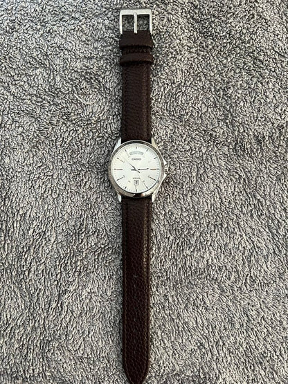 CASIO MTP-1370 Quartz Mens Watch Silver Dial Day Date Leather Band Unused