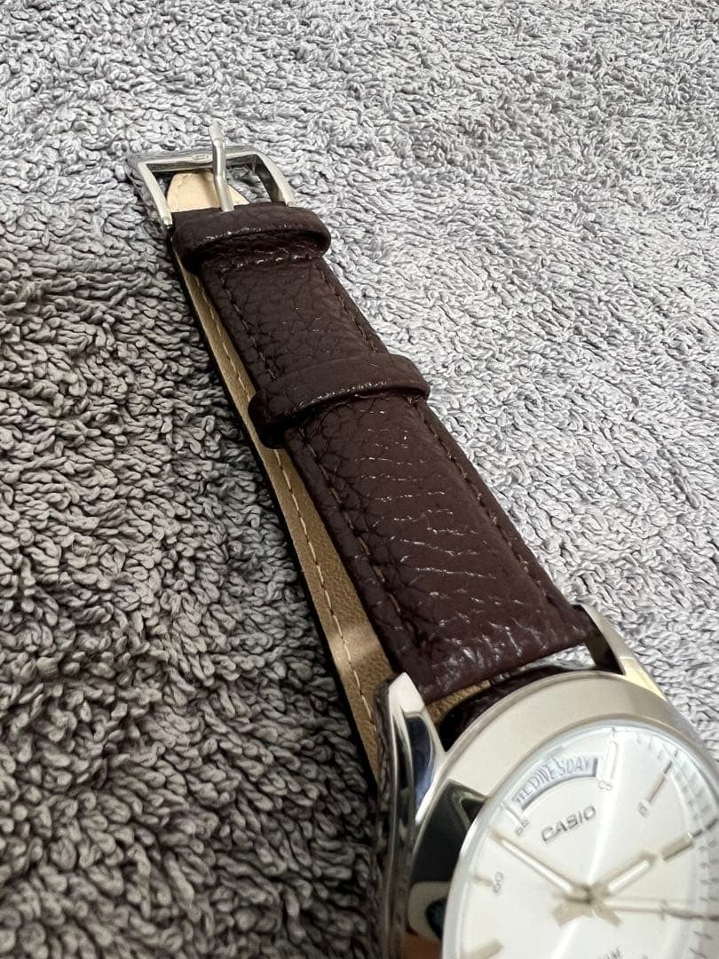 CASIO MTP-1370 Quartz Mens Watch Silver Dial Day Date Leather Band Unused