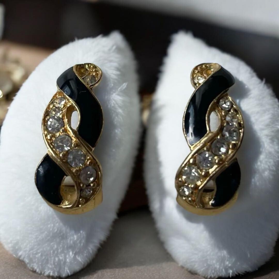 Trifari Gold Black Stone Vintage Earrings Japan Used