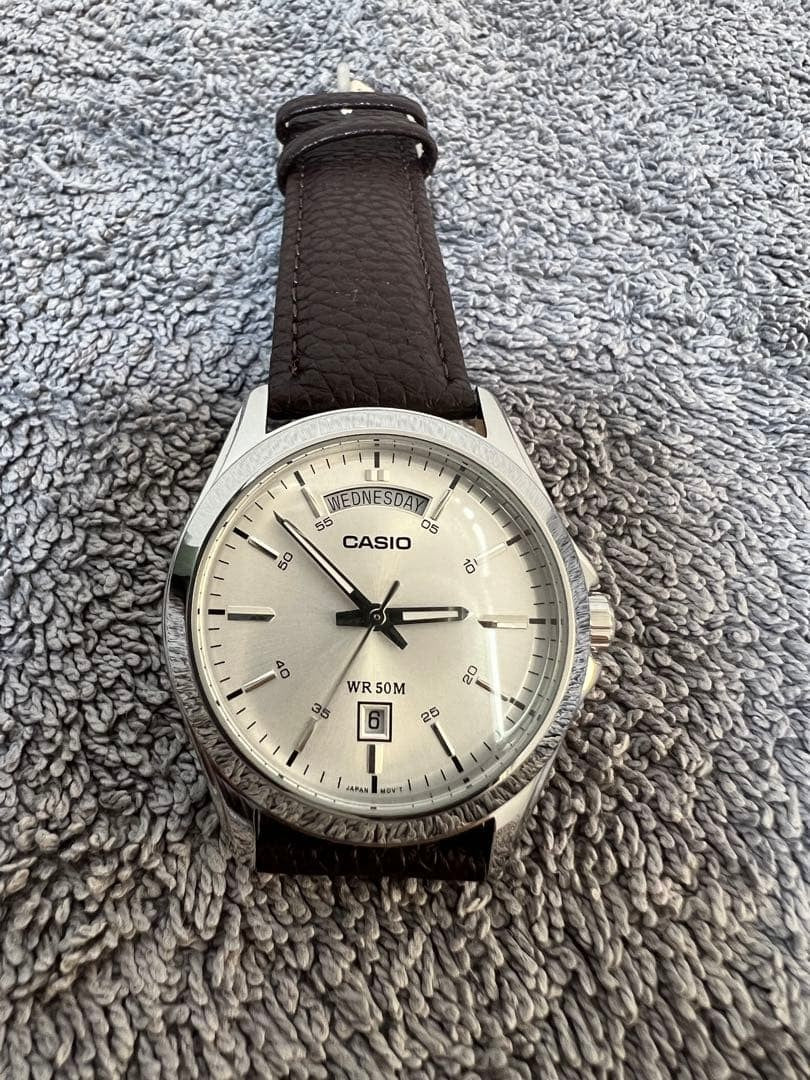 CASIO MTP-1370 Quartz Mens Watch Silver Dial Day Date Leather Band Unused