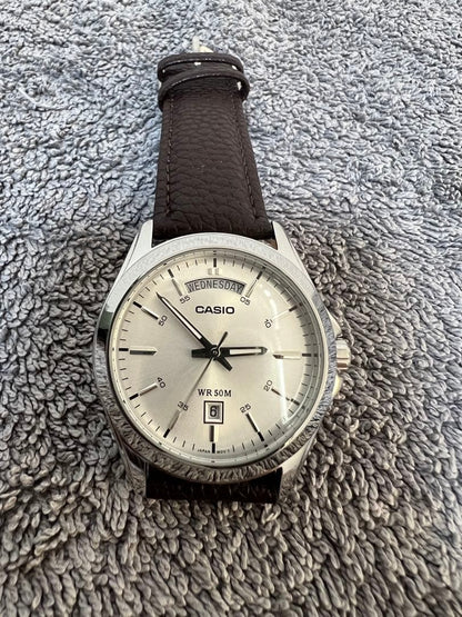 CASIO MTP-1370 Quartz Mens Watch Silver Dial Day Date Leather Band Unused
