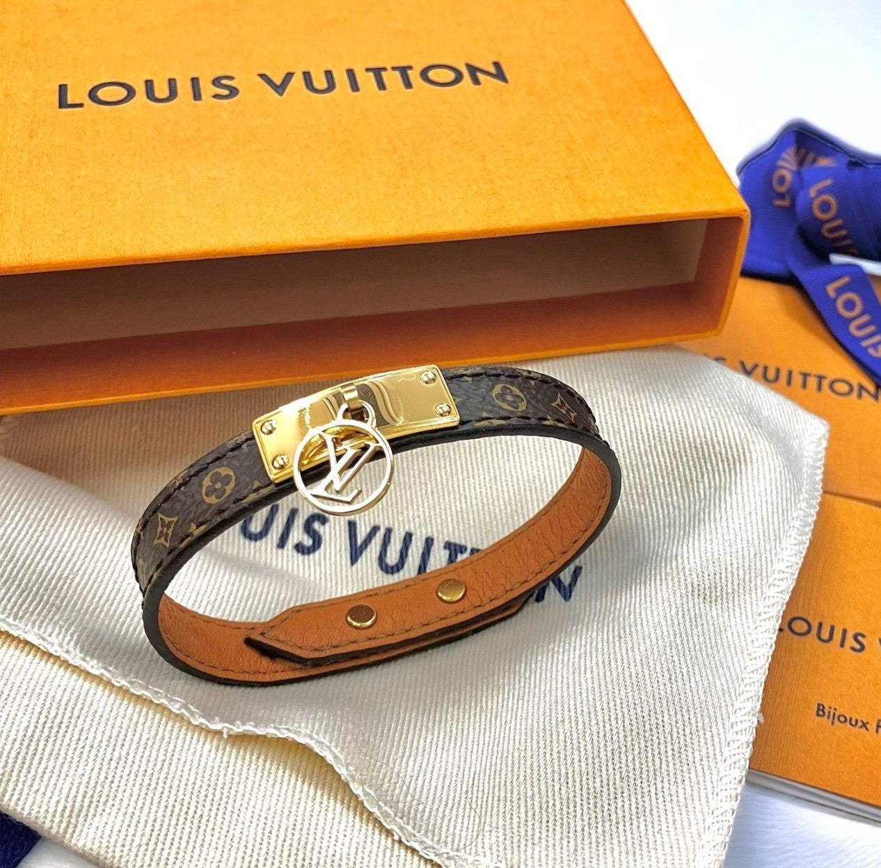 Excellent LOUIS VUITTON Logomania Bracelet LV Circle M4150 Used Japan Authentic