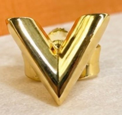 Louis Vuitton V Motif Single Earring M68153 Gold Tone Metal Italy Box & Pouch