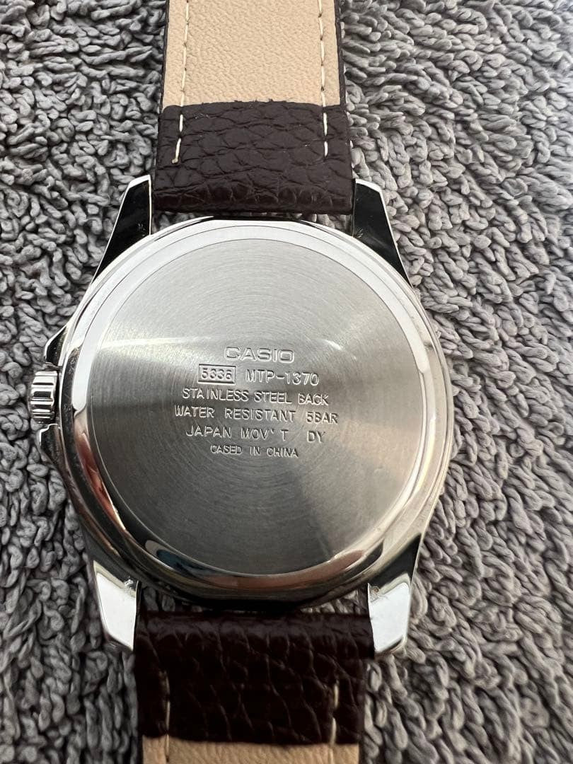 CASIO MTP-1370 Quartz Mens Watch Silver Dial Day Date Leather Band Unused