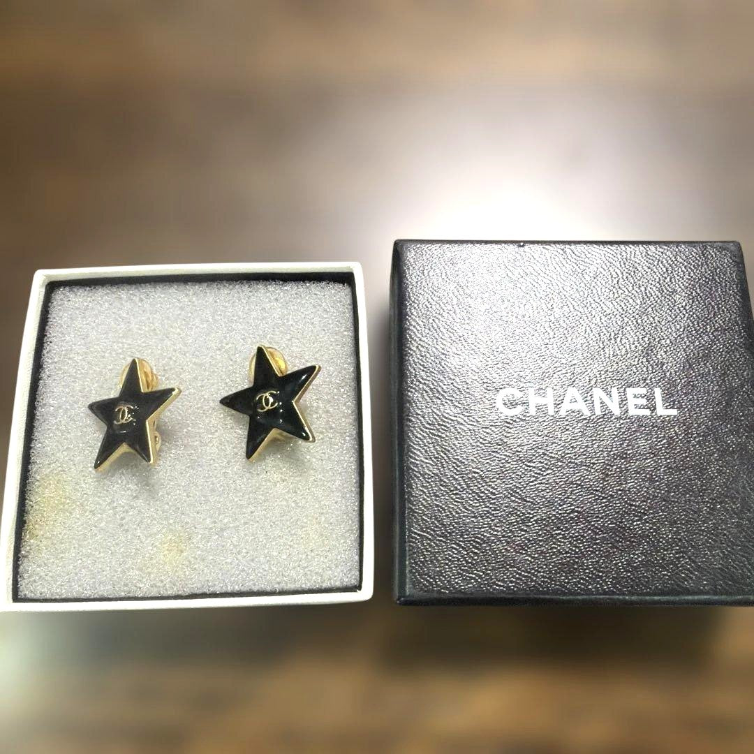 CHANEL CC Logo Star Motif Black Enamel Gold Tone Clip-On Earrings Authentic Used