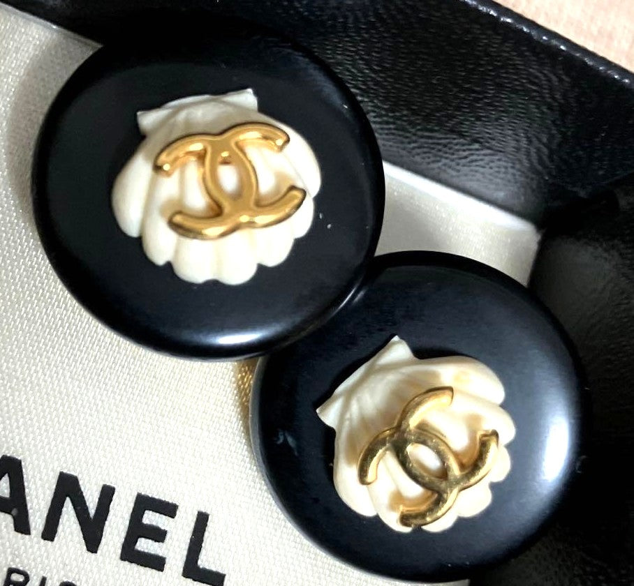 CHANEL CC Logo Shell Clip-On Earrings Black Cream Gold Tone Vintage Authentic
