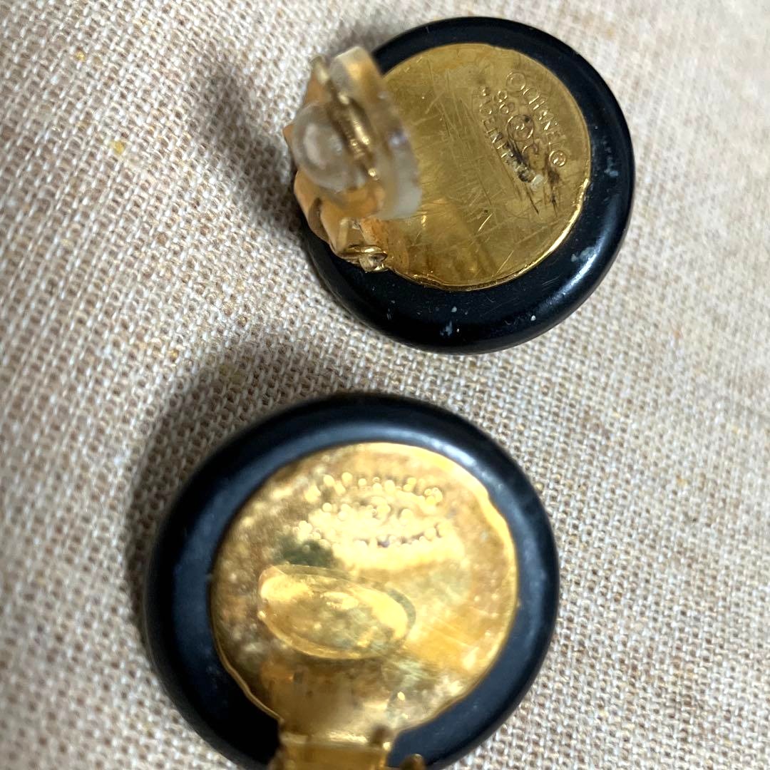 CHANEL CC Logo Shell Clip-On Earrings Black Cream Gold Tone Vintage Authentic
