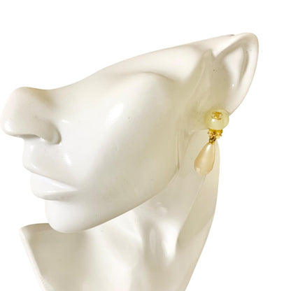 CHANEL Vintage CC Logo Teardrop Pearl Clip Earrings 95P Gold Made in France