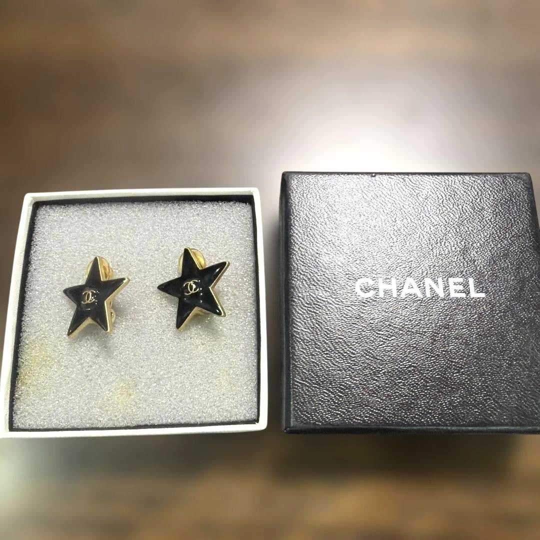 CHANEL CC Logo Star Motif Black Enamel Gold Tone Clip-On Earrings Authentic Used