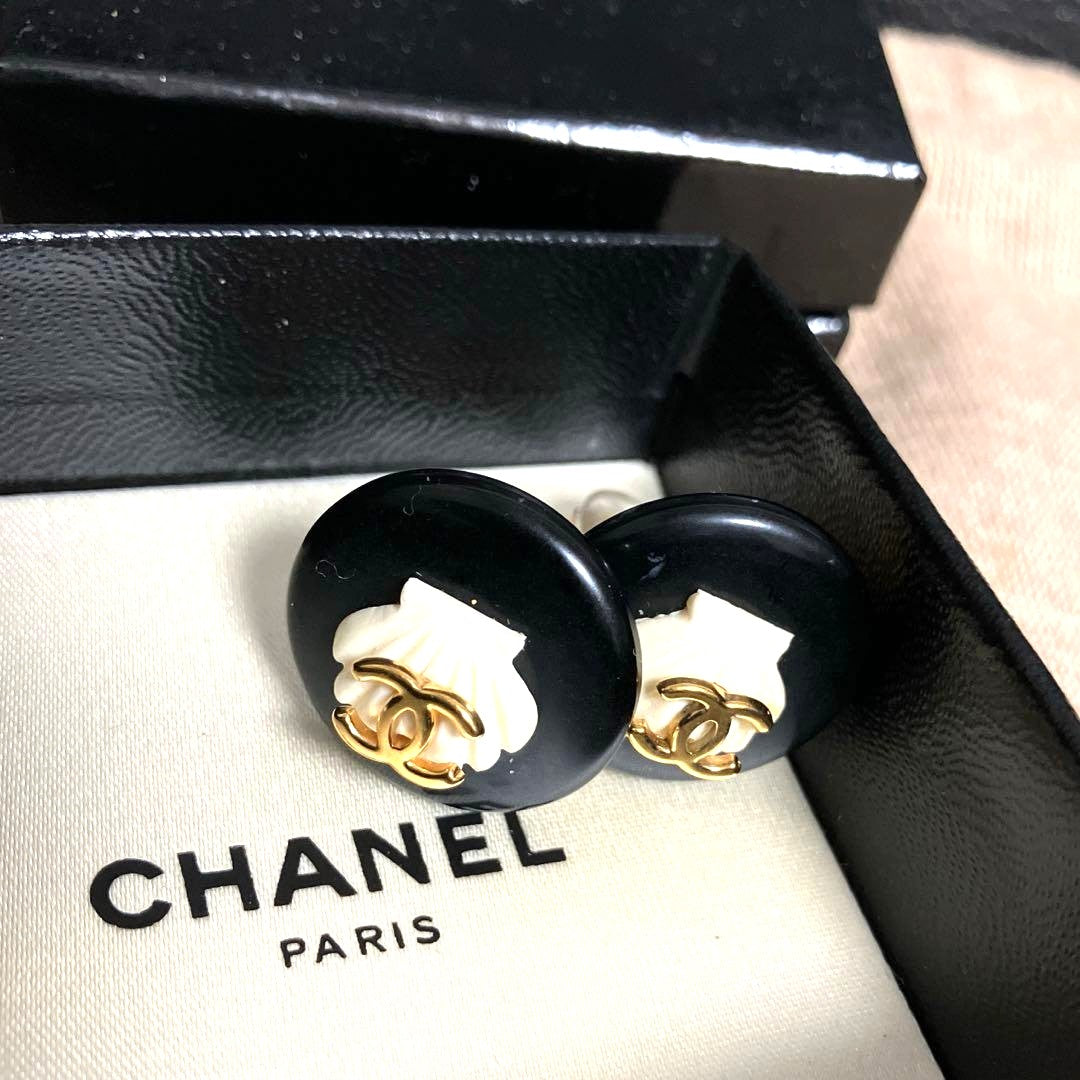 CHANEL CC Logo Shell Clip-On Earrings Black Cream Gold Tone Vintage Authentic