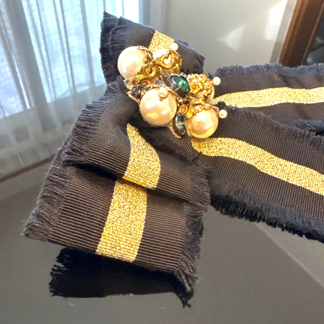 GUCCI Ribbon Bow Brooch Pin Black Gold Canvas Pearl Bijou Vintage Authentic Used