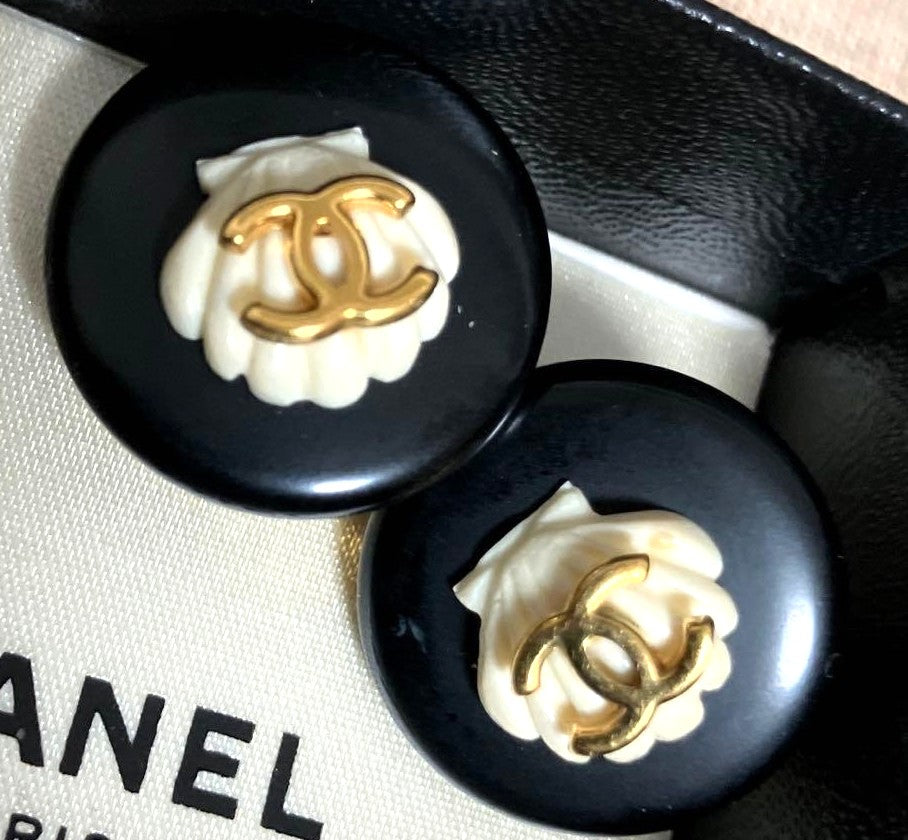 CHANEL CC Logo Shell Clip-On Earrings Black Cream Gold Tone Vintage Authentic