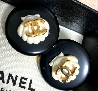 CHANEL CC Logo Shell Clip-On Earrings Black Cream Gold Tone Vintage Authentic
