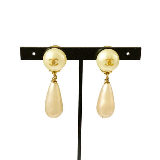 CHANEL Vintage CC Logo Teardrop Pearl Clip Earrings 95P Gold Made in France
