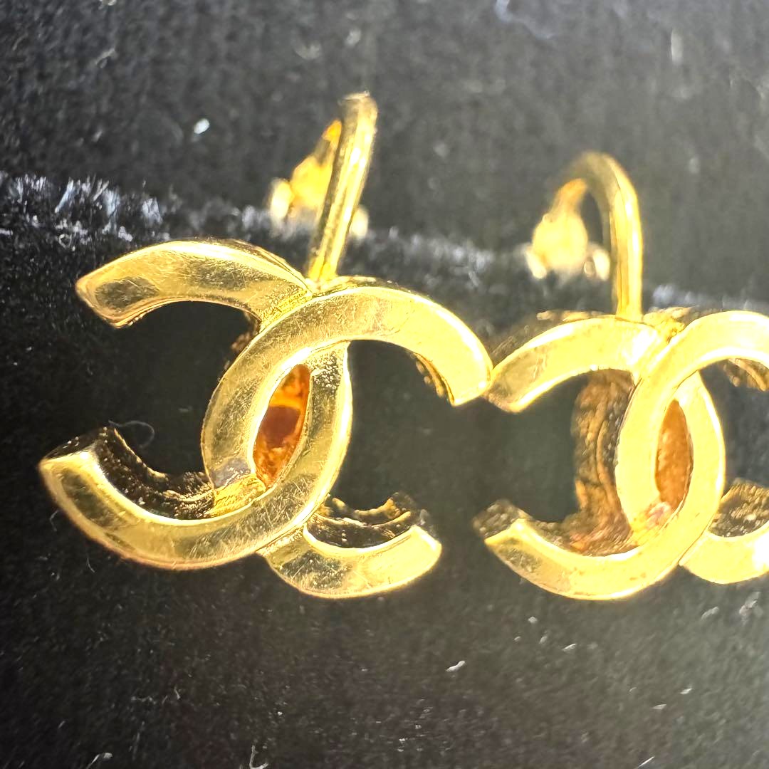 CHANEL CC Logo Clip-On Earrings Gold Tone GP Vintage Authentic Pair 1.2cm