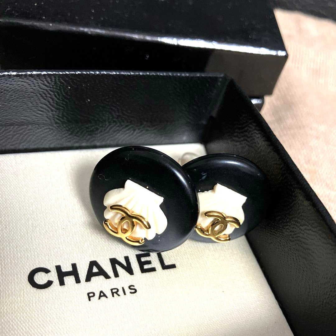 CHANEL CC Logo Shell Clip-On Earrings Black Cream Gold Tone Vintage Authentic