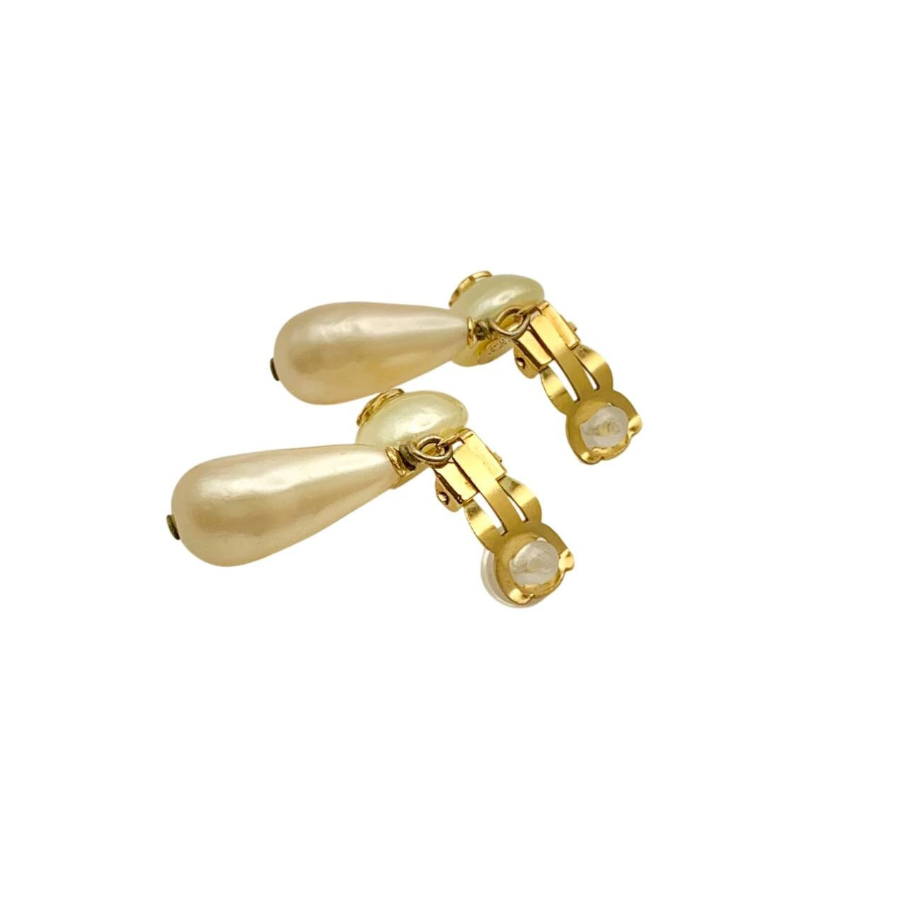 CHANEL Vintage CC Logo Teardrop Pearl Clip Earrings 95P Gold Made in France