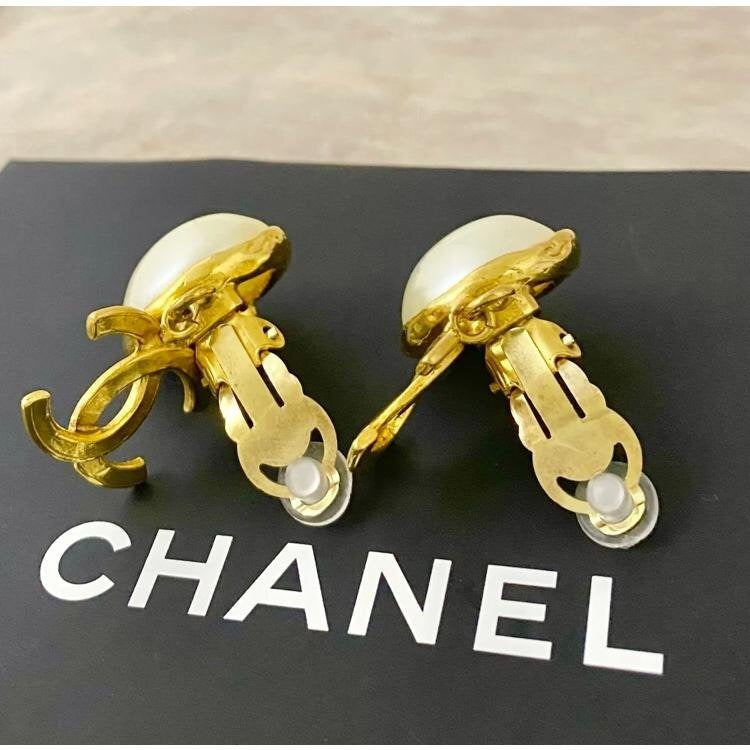 CHANEL Vintage CC Logo Teardrop Pearl Clip Earrings 95P Gold Made in France