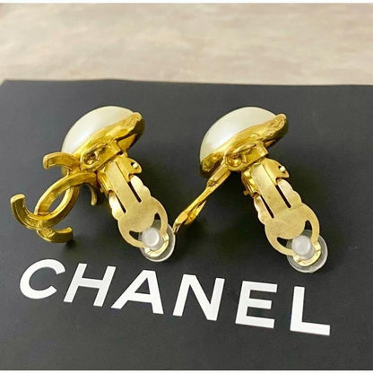 CHANEL Vintage CC Logo Teardrop Pearl Clip Earrings 95P Gold Made in France