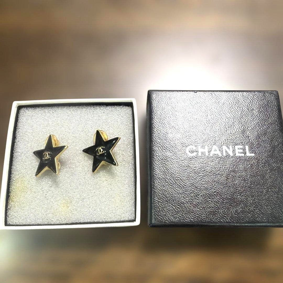 CHANEL CC Logo Star Motif Black Enamel Gold Tone Clip-On Earrings Authentic Used